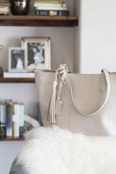 beige-gigo-new-york-tote