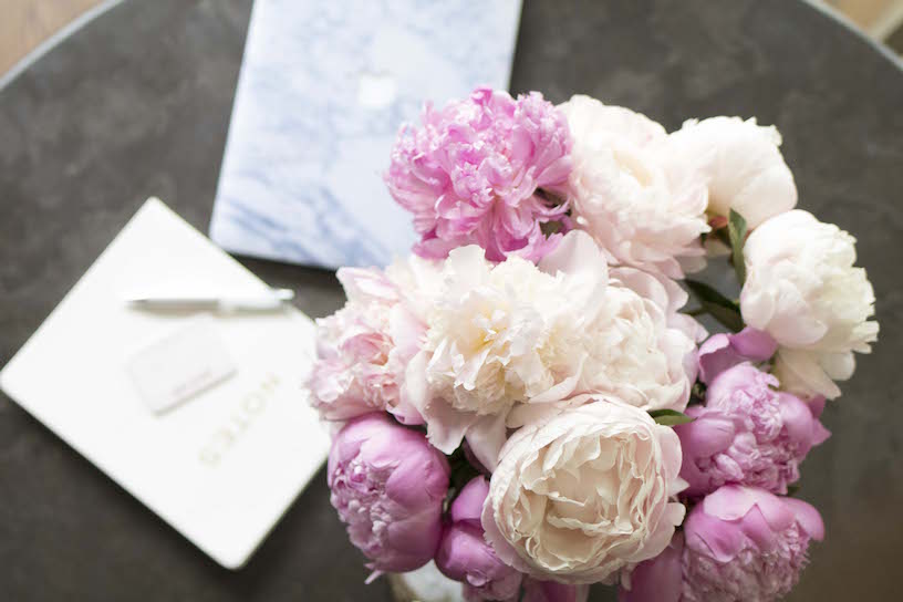 peonies-and-marble-laptop